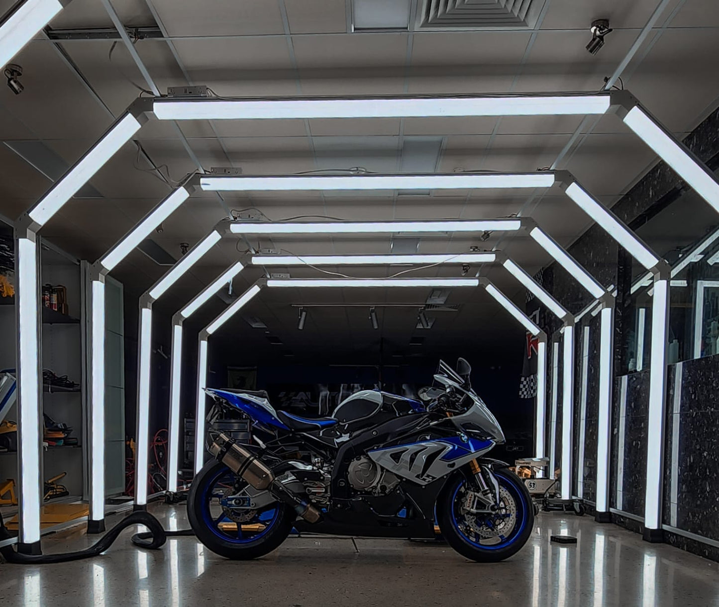 Showroom / Garage modular LED Grid  Maxi Lighting Tunnel