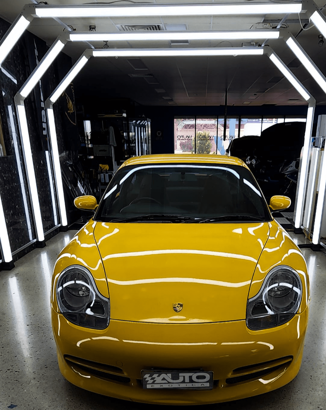 Showroom / Garage modular LED Grid  Maxi Lighting Tunnel